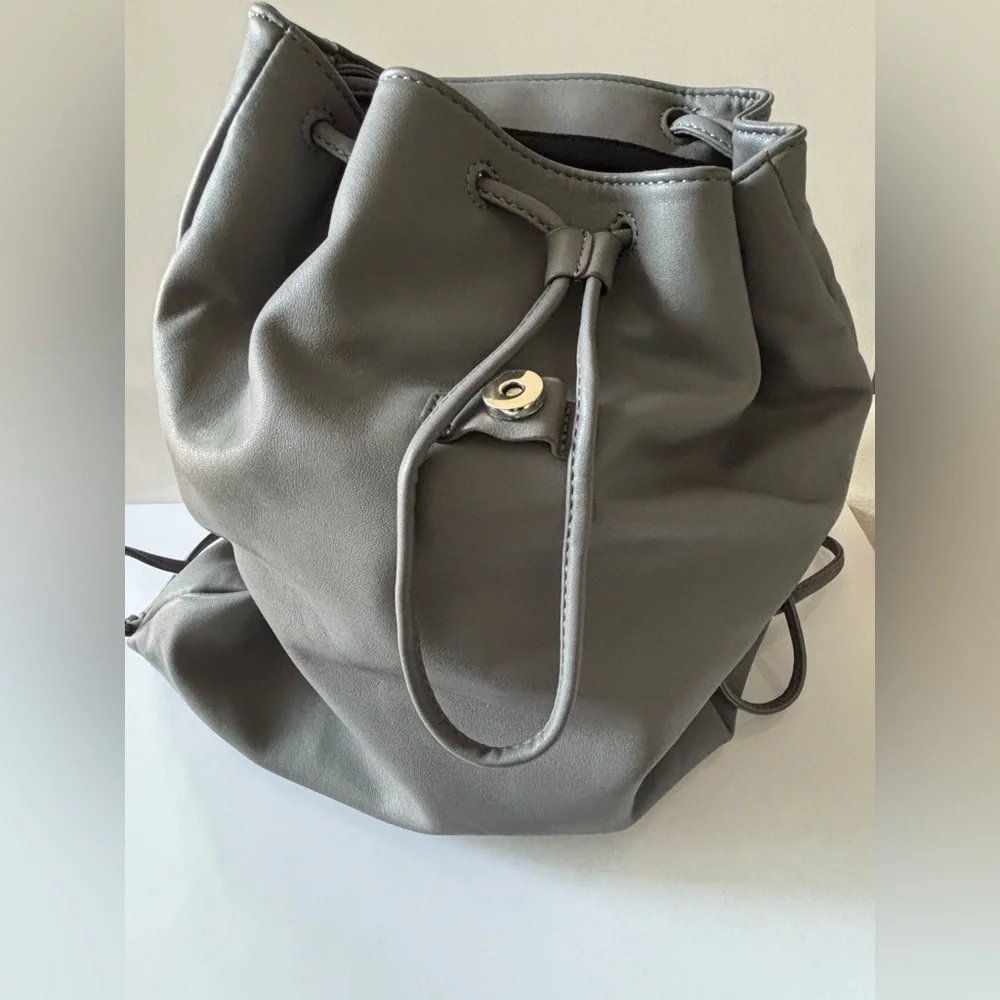 🦋2/25$ CoLab Gray faux soft Leather Pouch Back Pack - Picture 3 of 15